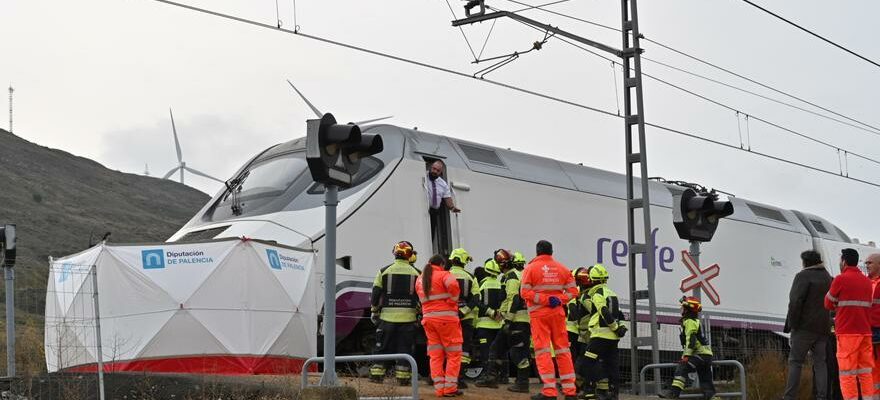 Deux personnes meurent lorsque leur voiture est heurtee par un