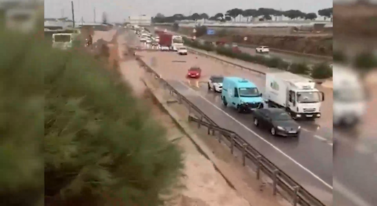 Inondations dune maison et trois personnes secourues sous un pont