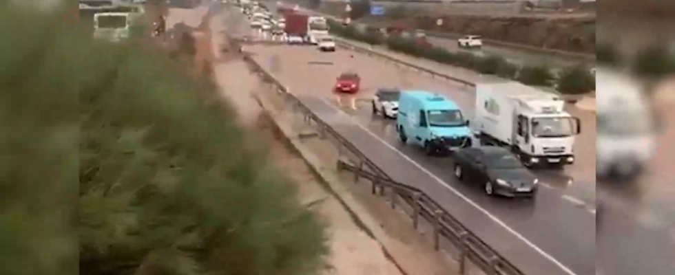 Inondations dune maison et trois personnes secourues sous un pont