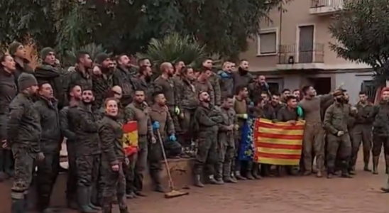 La Legion chante son hymne a Paiporta avec les drapeaux