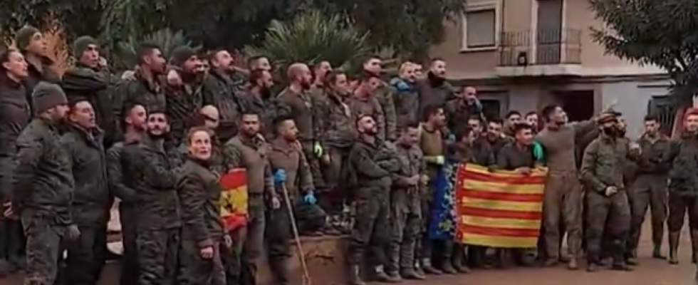 La Legion chante son hymne a Paiporta avec les drapeaux