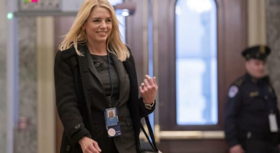 Lancienne procureure generale de Floride Pam Bondi pourrait succeder a