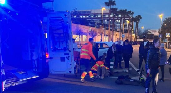 Le conducteur dun scooter entre en collision avec une camionnette