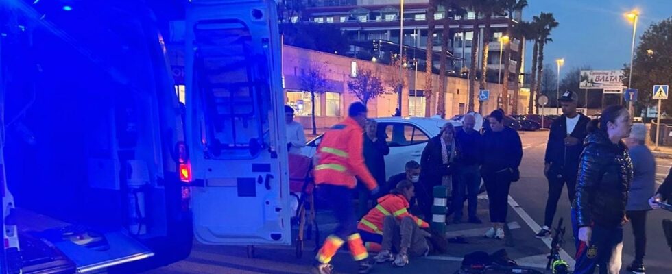 Le conducteur dun scooter entre en collision avec une camionnette