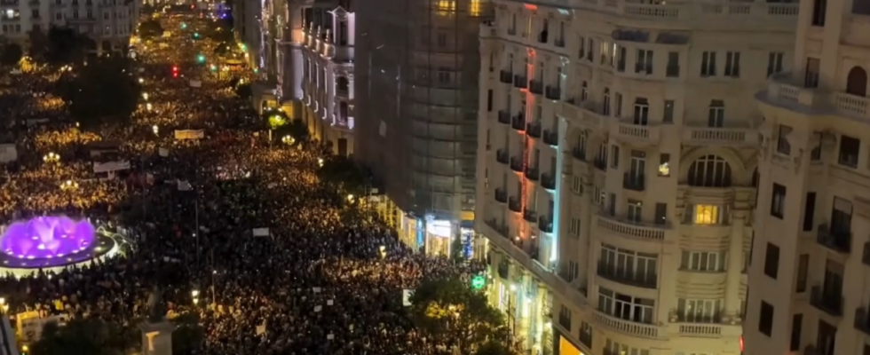 Le manifeste contre Mazon laccuse de mettre des milliers