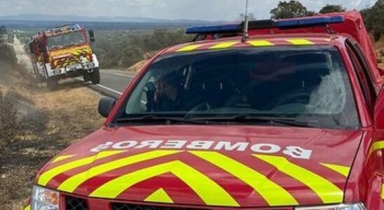 Les pompiers liberent une femme blessee apres le renversement de