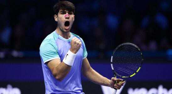 Un Alcaraz solide bat Rublev et jouera pour une place