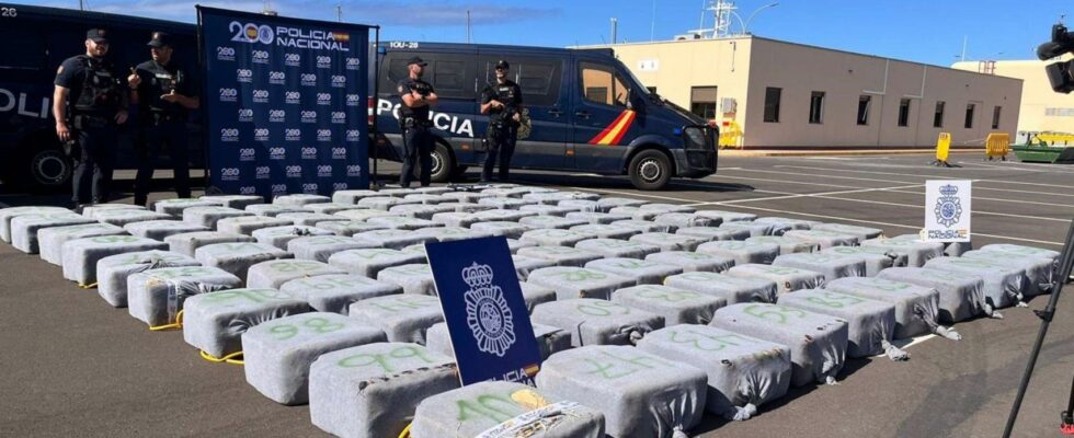 Un bateau de peche avec plus de 4 000 kilos