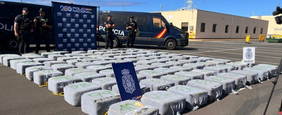 Un bateau de peche panameen charge de 4 500 kilos