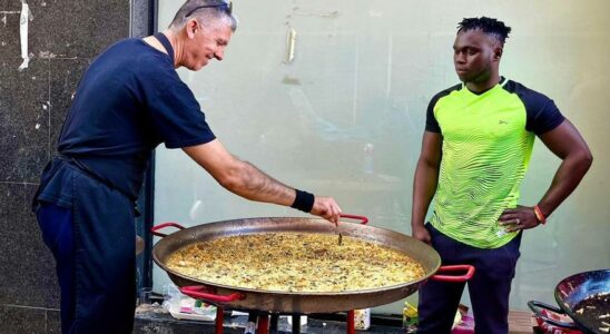 Un chef cuisine pour les victimes dans les rues boueuses