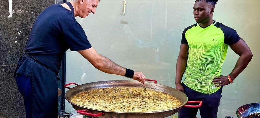 Un chef cuisine pour les victimes dans les rues boueuses