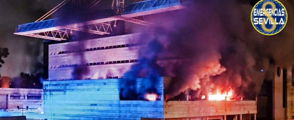 Un grand incendie se propage dans lAuditorium Rocio Jurado