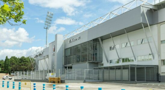 Un groupe de supporters de Huesca attaque les supporters du