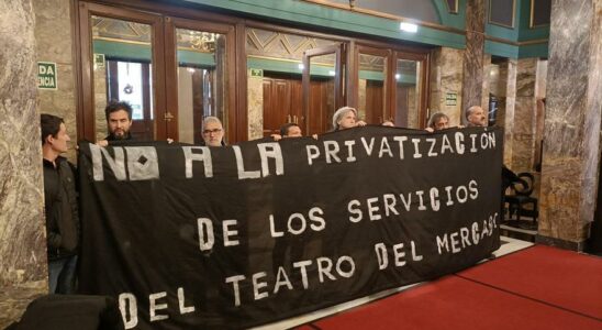 Un groupe de travailleurs proteste contre lexternalisation des services du