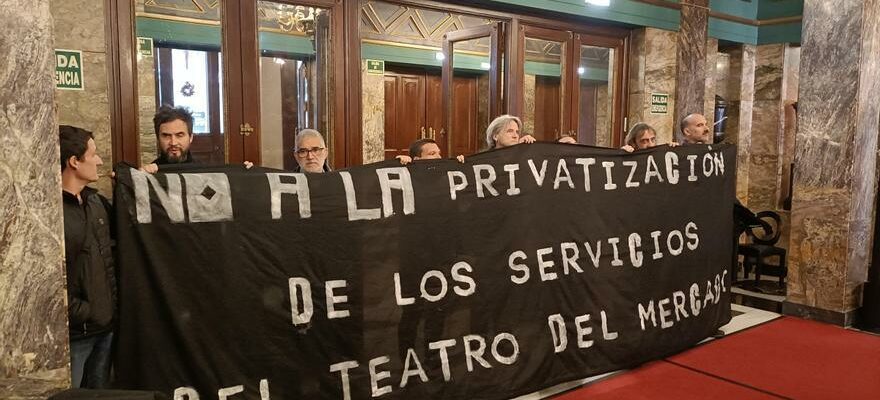 Un groupe de travailleurs proteste contre lexternalisation des services du