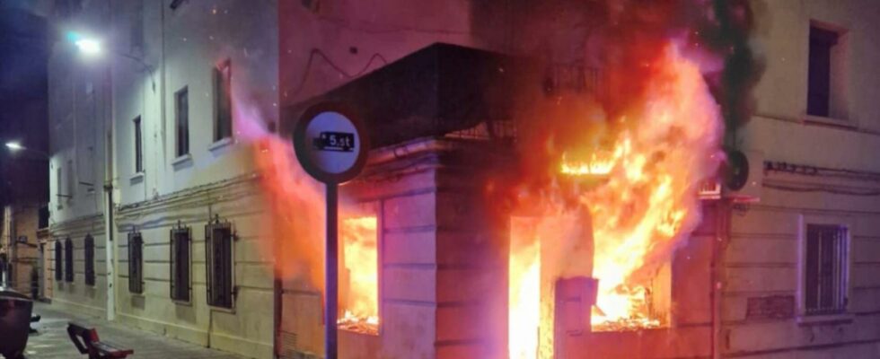 Un incendie brule completement un local et oblige 20 habitants