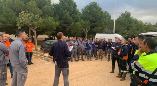 Une armee de plombiers de toute lEspagne pour reparer ce