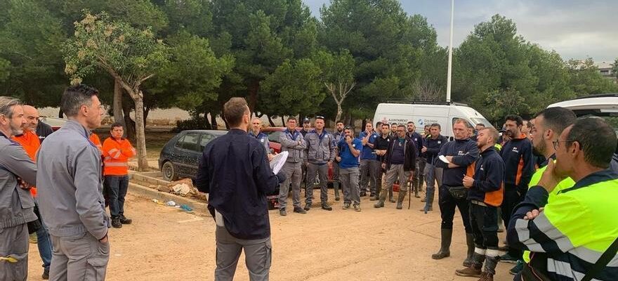 Une armee de plombiers de toute lEspagne pour reparer ce