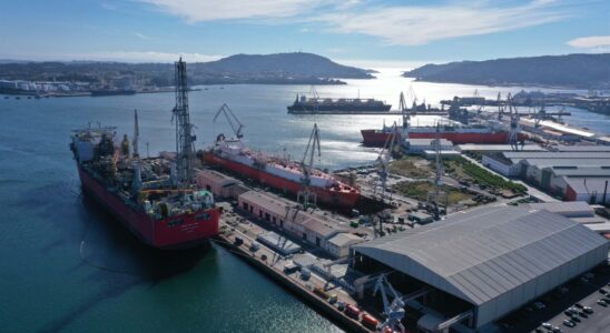 Une des grues de Navantia Ferrol tombe a la mer