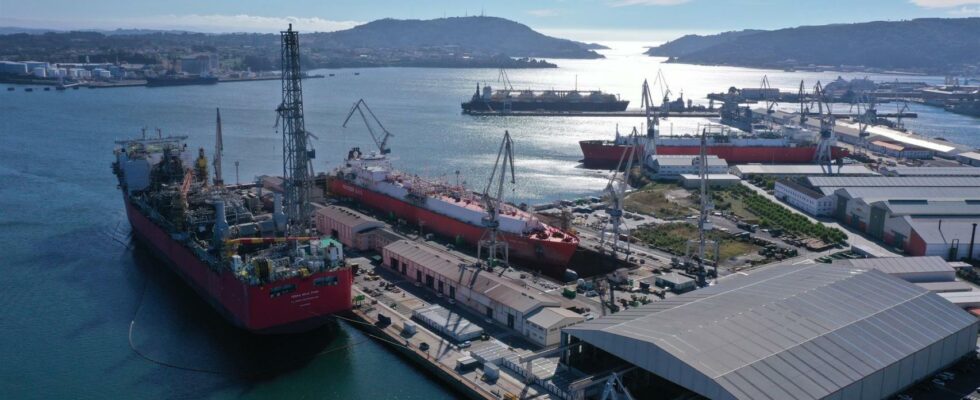 Une des grues de Navantia Ferrol tombe a la mer