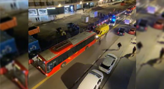 Une femme blessee et transportee a lhopital en ambulance a