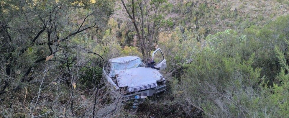 Une personne decede apres avoir quitte la route et chute