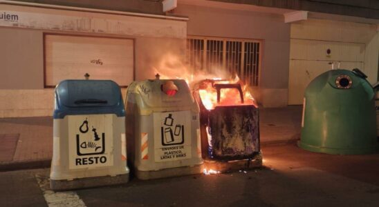 10 conteneurs une poubelle et un vehicule brules dans plusieurs