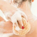 Astuces pour que leponge de douche ne soit pas un