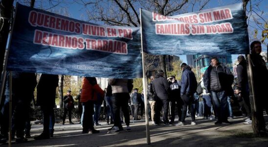 COUPE DE PECHE Des milliers de pecheurs manifestent devant