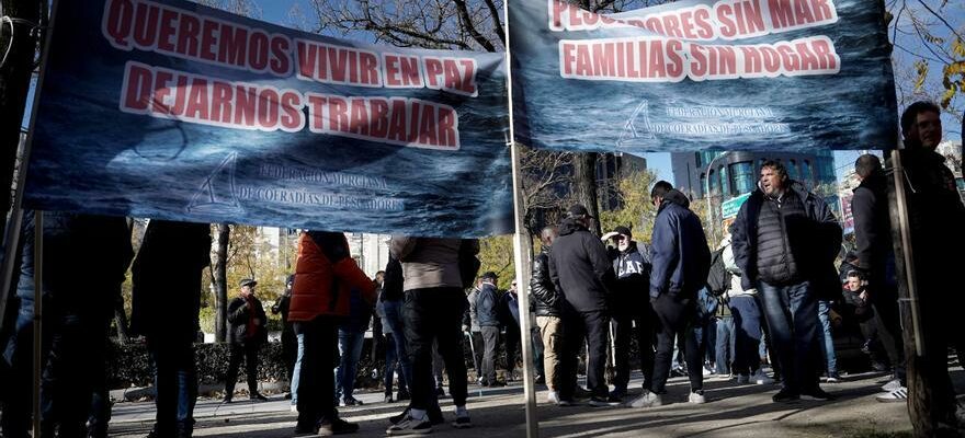 COUPE DE PECHE Des milliers de pecheurs manifestent devant