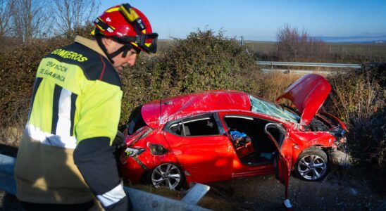 Collision spectaculaire entre des voitures particulieres avec blesses et renversement