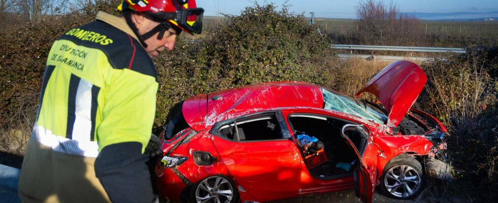 Collision spectaculaire entre des voitures particulieres avec blesses et renversement