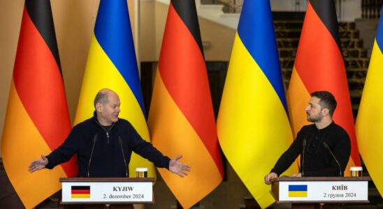 Depuis Kiev Scholz defend ses contacts avec Poutine et Zelensky