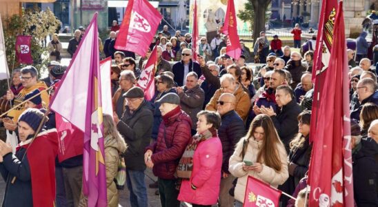 Des centaines de personnes reclament lautonomie de la Region Leonaise