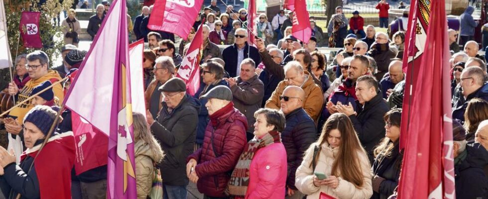 Des centaines de personnes reclament lautonomie de la Region Leonaise