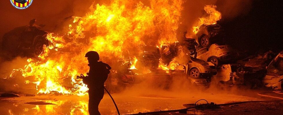 Des vehicules en campagne brulent a Catarroja Valence