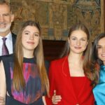 Felipe VI et Letizia accompagnes de leurs filles felicitent Noel