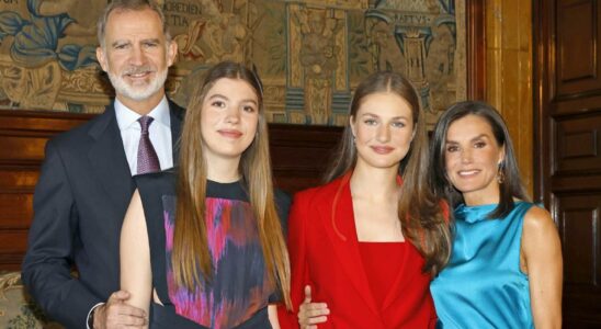 Felipe VI et Letizia accompagnes de leurs filles felicitent Noel