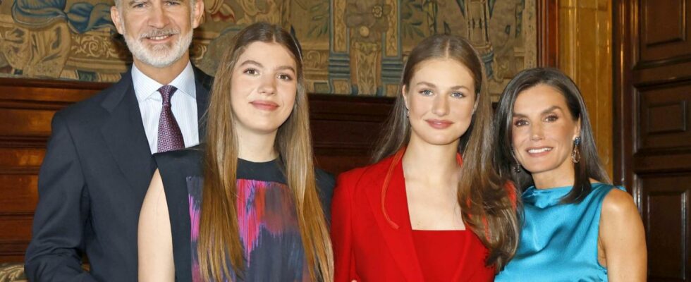 Felipe VI et Letizia accompagnes de leurs filles felicitent Noel