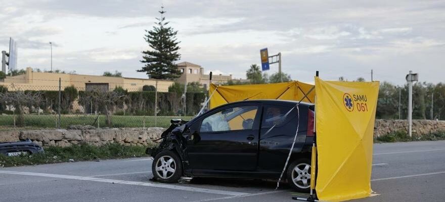 Il poignarde sa femme dans la voiture devant leur fille