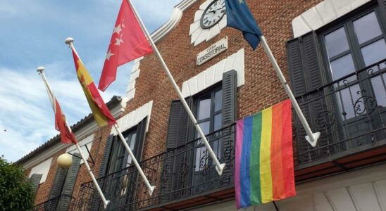 La Cour supreme approuve laccrochage du drapeau LGTBI dans les