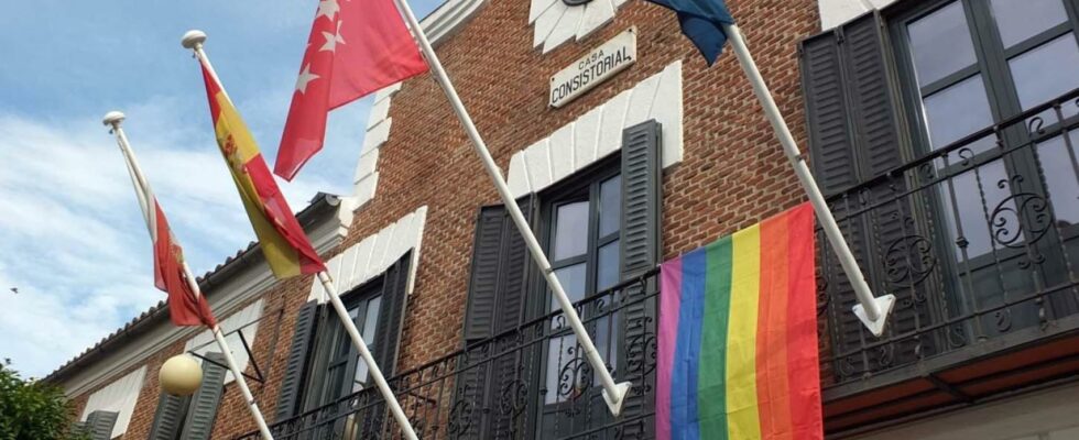 La Cour supreme approuve laccrochage du drapeau LGTBI dans les