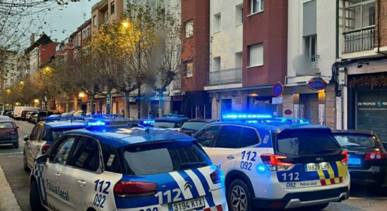 La Police arrete deux personnes pour avoir resiste aux policiers