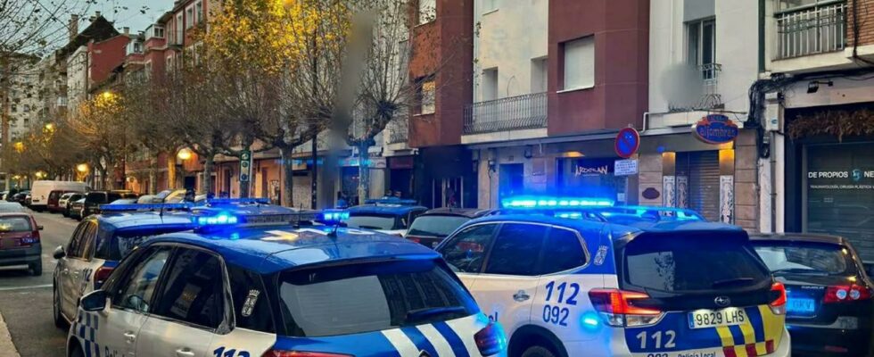 La Police arrete deux personnes pour avoir resiste aux policiers