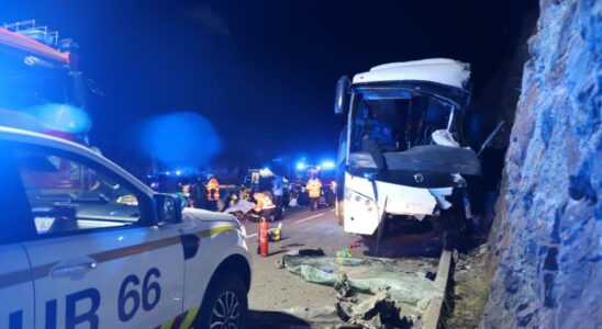 La justice francaise enquete sur laccident du bus espagnol accidente