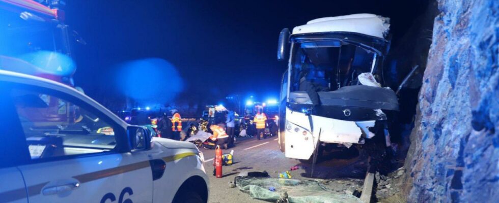 La justice francaise enquete sur laccident du bus espagnol accidente