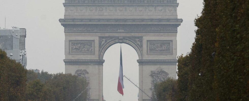 La police evacue lArc de Triomphe a Paris suite a