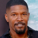 Lacteur americain Jamie Foxx frappe au visage avec une bouteille