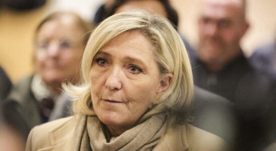 Le Pen annonce quelle soutiendra la motion de censure contre