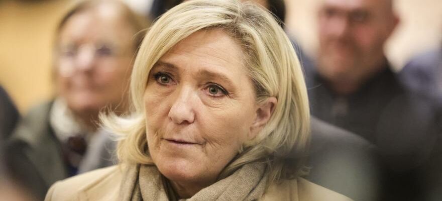 Le Pen annonce quelle soutiendra la motion de censure contre